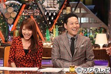 東野幸治と、三田友梨佳フジテレビアナウンサー（左）。(c)フジテレビ