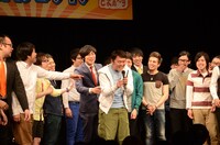 オープニングで若手に負けじとネタを繰り出すつぶやきシロー（中央）。