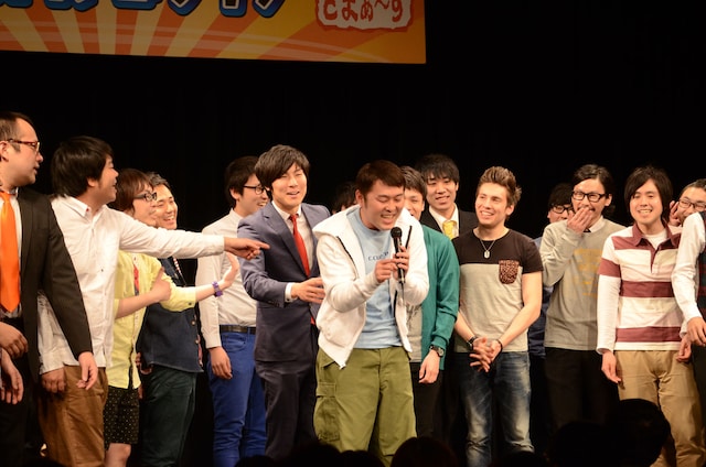 オープニングで若手に負けじとネタを繰り出すつぶやきシロー（中央）。