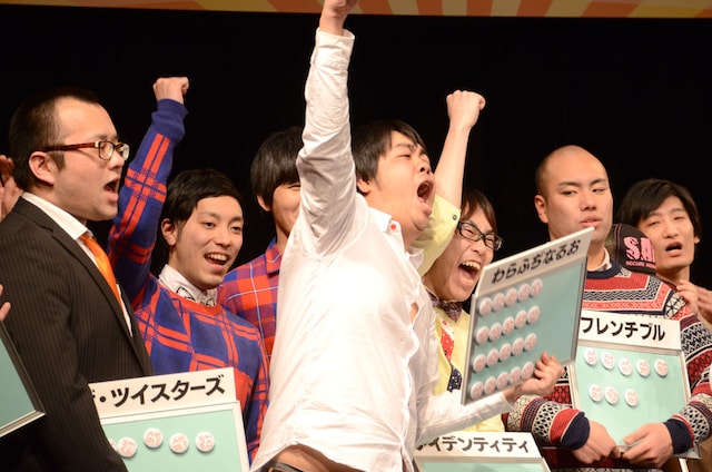 ガッツポーズするわらふぢなるお（手前中央とその左後方）。