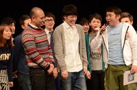 「新人内さまライブ」シーズン1チャンピオンのフレンチブルと、MCのつぶやきシロー（右端）。