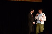 MCのつぶやきシローに異様に近づくマツモトクラブ（左）。