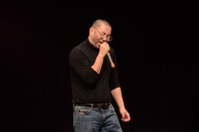 スティーブ・ジョブズに扮したまま「天下一品あるある」を披露するレイザーラモンRG。