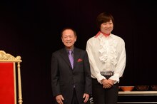 天一食品商事の木村代表取締役とその秘書役で登場した南海キャンディーズしずちゃん（右）。