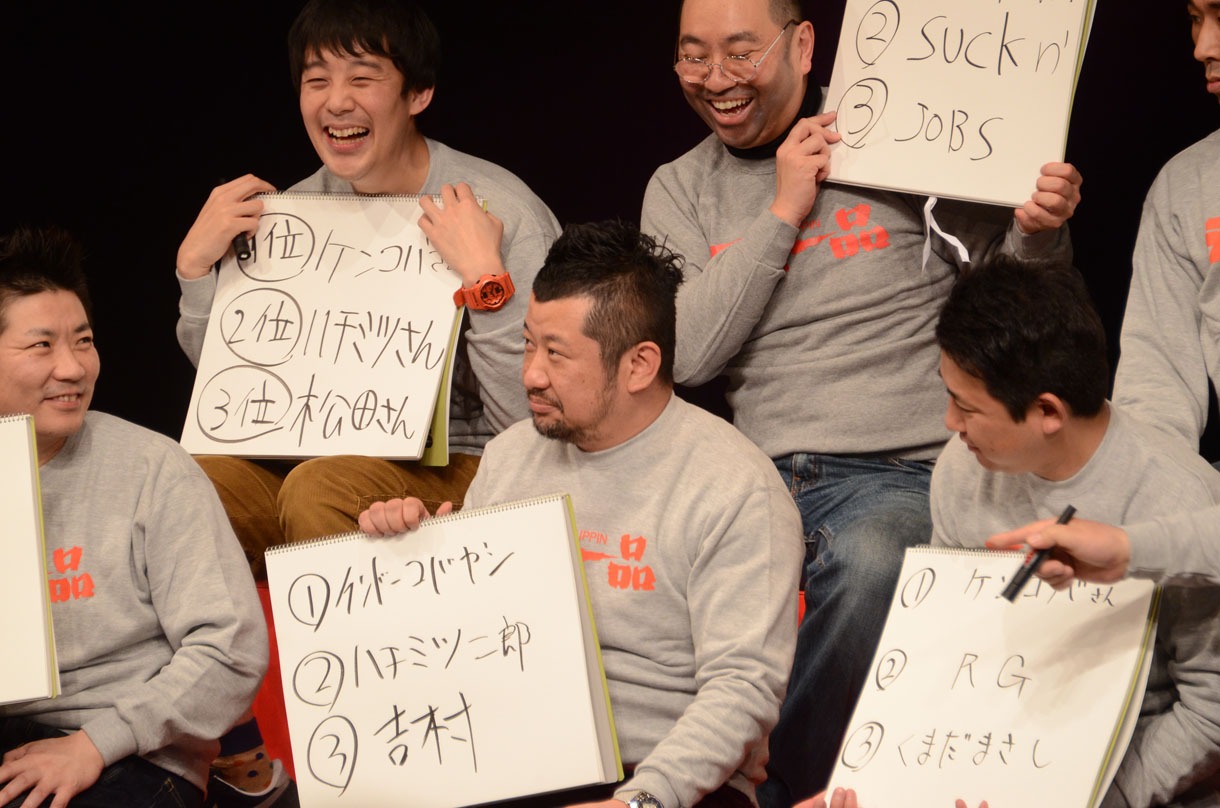 「一緒に天一に行くならメンバーの中で誰か？」というクイズで自分の名前を1位に挙げるケンドーコバヤシ（下段中央）。