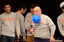 天下一品グッズを使ったモノボケに挑戦するくまだまさし。持ち込みグッズが多く山里からはドーピングの疑いをかけられた。