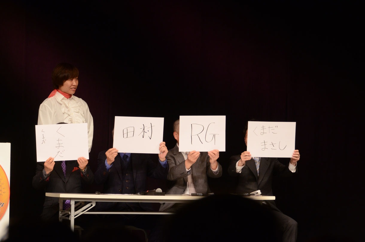 決勝戦後の審査の様子。