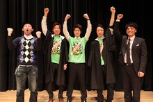 「NSC大ライブ2014」で優勝したサンパウロとMCのザ・プラン9のお～い！久馬とヤナギブソン。(c)吉本興業