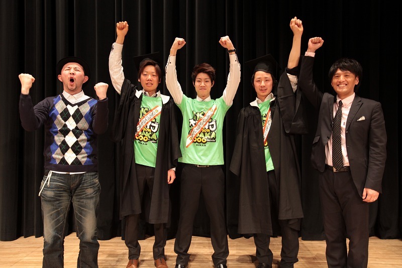 「NSC大ライブ2014」で優勝したサンパウロとMCのザ・プラン9のお～い！久馬とヤナギブソン。(c)吉本興業