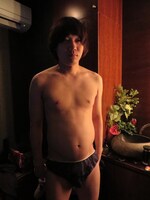 溶岩浴でダイエットを試みた白井のポッコリお腹。