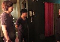 スパに入る前に談笑するチーモンチョーチュウと落札者の女性。