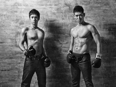 「SQUOVAL×イケメン芸人写真展」に写真が展示される、チュートリアル徳井（左）と、レイザーラモンHG（右）。