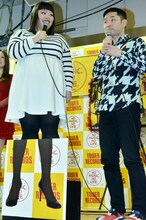 お立ち台に立つ渡辺直美（左）と、キングオブコメディ今野。