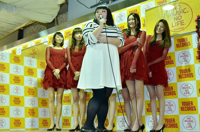 「殺し文句＆殺しポーズコンテスト」に参加した渡辺直美（中央）とモデルガールズ。