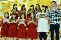 ドラマ「殺しの女王蜂」のDVDボックス発売記念イベントに出演した（左から）モデルガールズ、渡辺直美、キングオブコメディ今野。