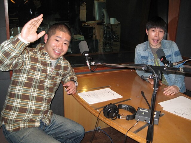 ラジオ番組「ハライチの岩井ラジオ、時々、澤部」（TOKYO FM）収録中のハライチ。