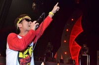 舞台袖からサプライズゲストとして登場するBKB。