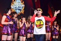 BKB（手前）の登場にBerryz工房が戸惑う場面。