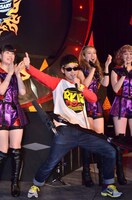 BKB（中央）とBerryz工房。