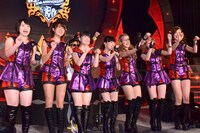 揃って「ブンブン！」を披露するBerryz工房と、メンバーたちに陰に追いやられたBKB（写真奥）。