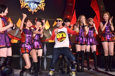 デビュー10周年を迎えたBerryz工房の記者取材会にサプライズゲストとして登場したBKBことバイク川崎バイク（中央）。