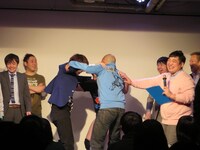 三段オチ大会のために円陣を組む杉浦チーム。