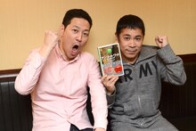 東野幸治とナインティナイン岡村（左から）。