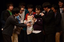 コメンテーター賞として米粒写経のサンキュータツオから米をもらう一服ピストルズ。