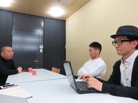 3月14日（金）、東京・ヨシモト∞ホールにて、漫才ライブ「今年のレイザーラモンはジョブズとメンディーとマンザイや！」を開催するレイザーラモンと、その新ネタ制作を依頼されたどきどきキャンプ佐藤（手前右）。