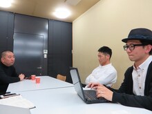 3月14日（金）、東京・ヨシモト∞ホールにて、漫才ライブ「今年のレイザーラモンはジョブズとメンディーとマンザイや！」を開催するレイザーラモンと、その新ネタ制作を依頼されたどきどきキャンプ佐藤（手前右）。