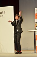 スムージーを調理するミキサーの中の様子をボディランゲージで表現する岡田。