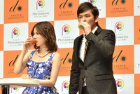 スムージーを試飲する、ますだおかだ岡田（右）と、水沢アリー。