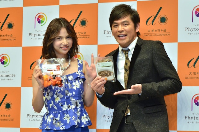 株式会社大地を守る会の新商品「ファイトメンテ」シリーズの記者発表会に出演した、ますだおかだ岡田（右）と、水沢アリー。