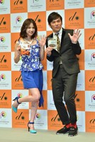 ますだおかだ岡田（右）と、水沢アリー。