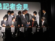 会見の冒頭から「席がない！」とキレるグランジ佐藤。