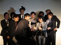 宣材写真撮影でなんとか紛れ込もうとする大上。