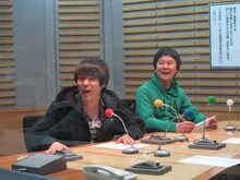 異様に人が来ていることに気付くウーマンラッシュアワー。