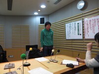 「この喜びを新ギャグに」とムチャぶりされ、既存のギャグ「ガリラッパ」を出し、またも村本に怒られる中川。