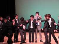 新ギャグ「天秤ちゃん」をやろうとして和賀にぶつかってしまったちゅうえい。