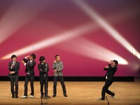 ひじ神様を踊るチーム漫才。