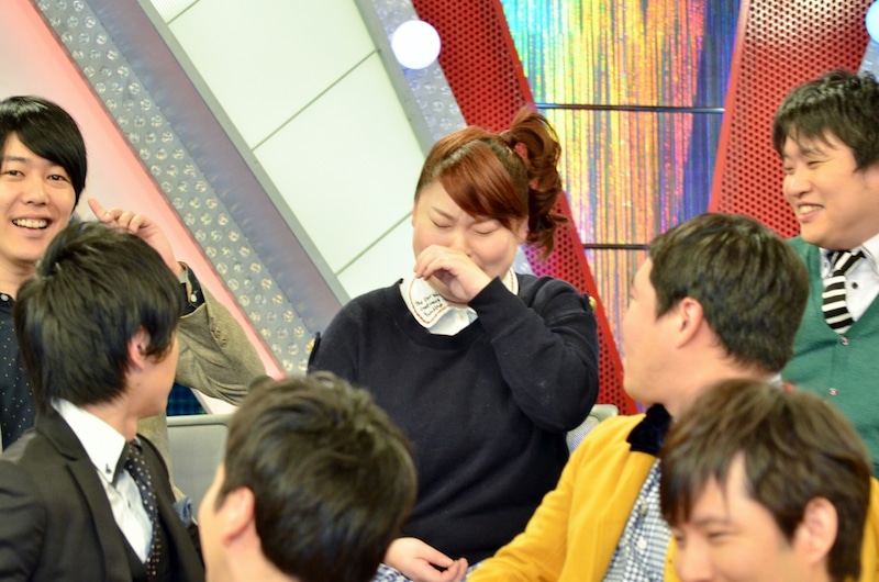 オンエアバトルへの思いを語りながら感極まるニッチェ近藤(中央)。
