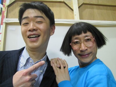 吉本新喜劇の清水けんじ（左）、すっちー（右）。