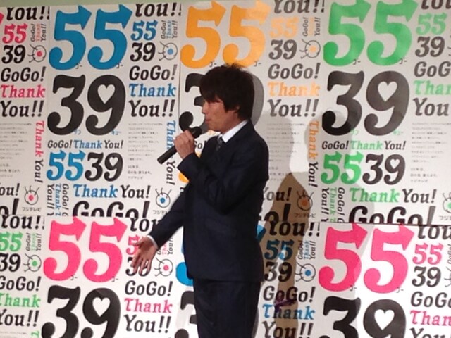 フジテレビの2014年4月の改編発表会に登場したロンドンブーツ1号2号・田村淳。