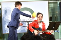 ミニコントを披露する（左から）飯塚と角田。