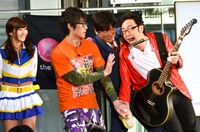 佐野ひなこ（左端）の物言いに憤慨する角田（右端）。