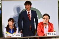 握手会に臨む佐野ひなこ（左）、角田（右）と、飯塚（中央）。
