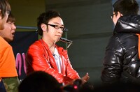 握手会に臨む角田（中央）。