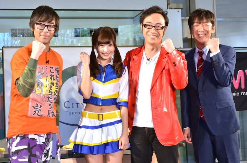 「ウレロ☆未体験少女」のイベント「かこかりん握手会 in ゲートシティ大崎」に出演した東京03と佐野ひなこ（左から2人目）。