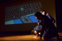 「深夜のパソコン」の公開コメンタリーで、角田のアドリブギャグ「Enterキーがストライキー」の不発ぶりに崩れ落ちる東京03。