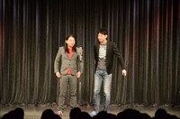 POISON GIRL BAND。過去ネタのパートでは、1本ネタが終わるたびに舞台袖にはけて、また拍手で迎えられて次のネタを展開した。